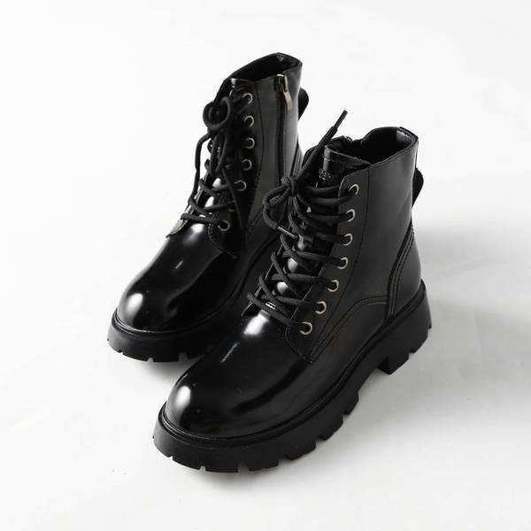 Alkalmi lakkbőr csizma kubai típusú fűzővel