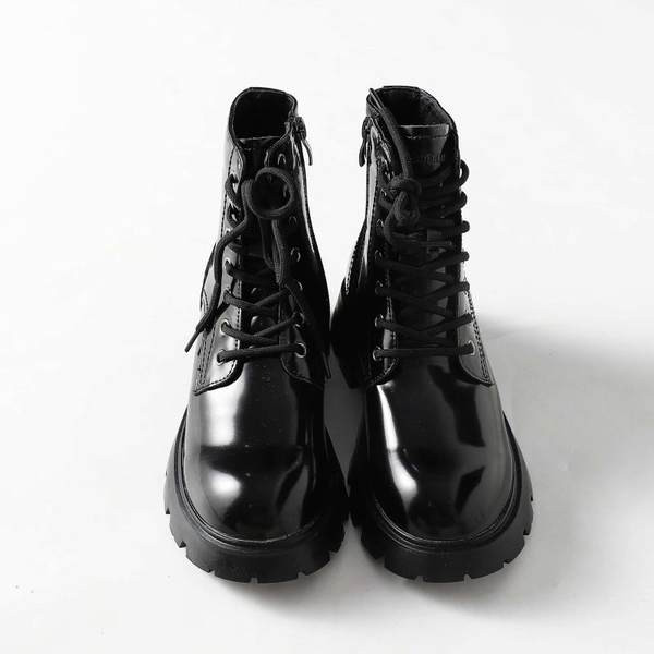 Alkalmi lakkbőr csizma kubai típusú fűzővel