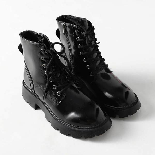 Alkalmi lakkbőr csizma kubai típusú fűzővel