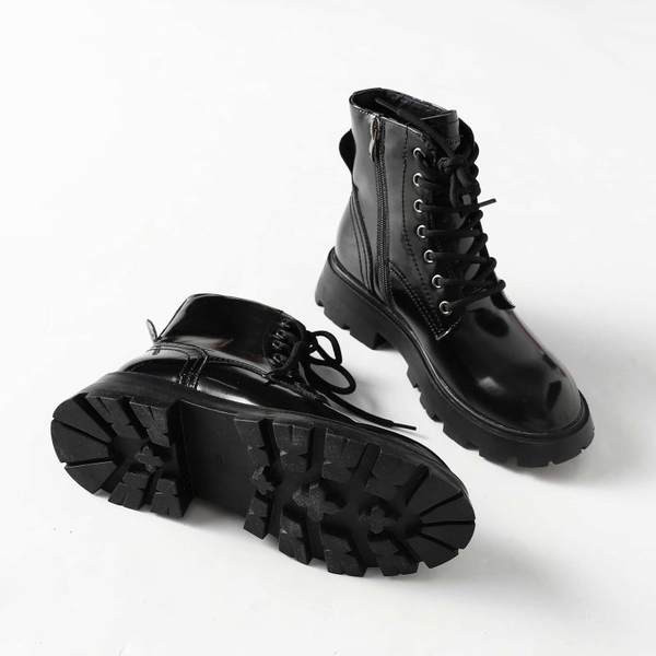 Alkalmi lakkbőr csizma kubai típusú fűzővel