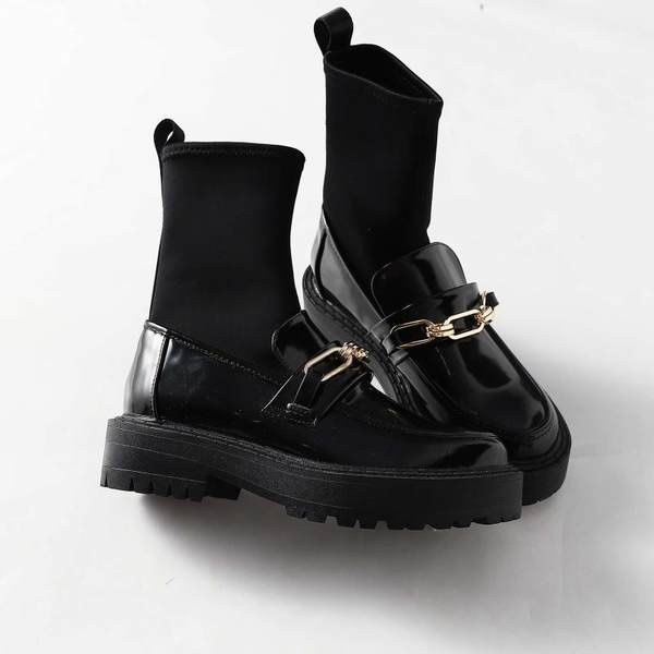 Női lakkcsizma textil résszel, fém díszítéssel