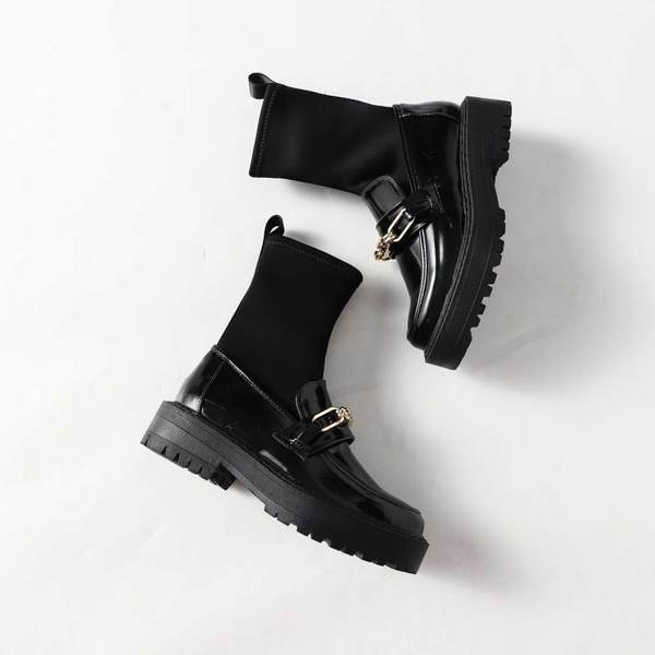 Női lakkcsizma textil résszel, fém díszítéssel