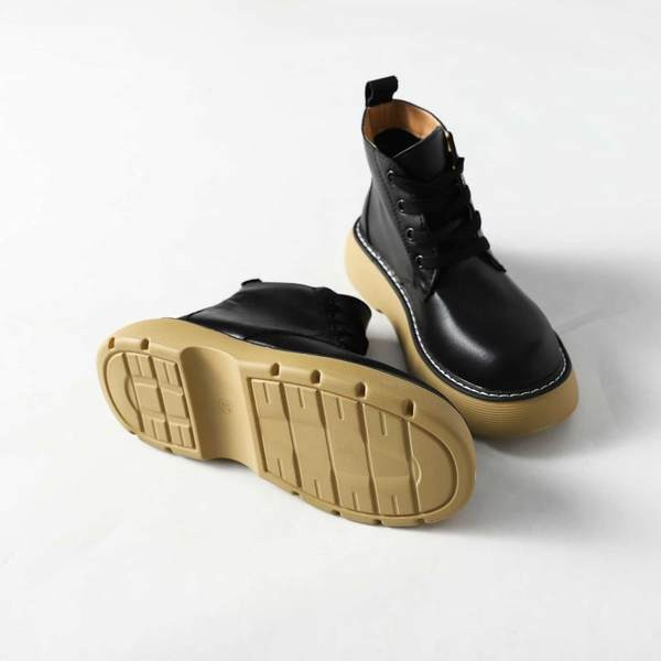 Alkalmi női csizma lapos talppal