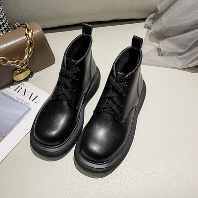 Nahast naiste saapad paelte ja tallaga 5 cm