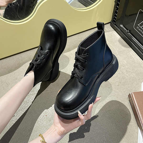 Nahast naiste saapad paelte ja tallaga 5 cm