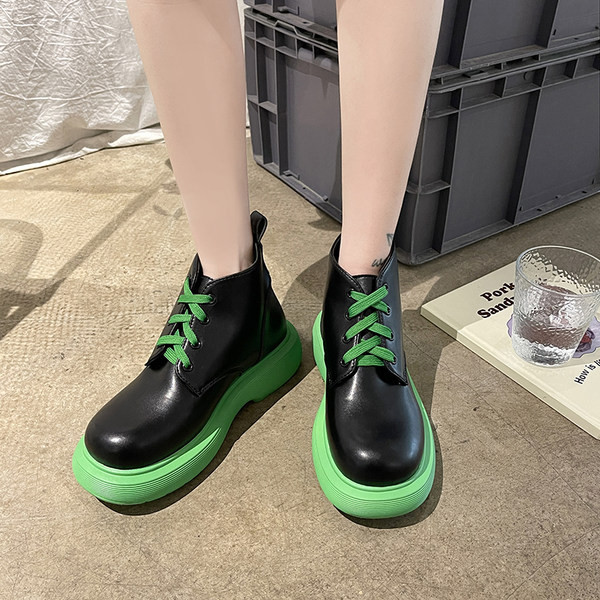 Nahast naiste saapad paelte ja tallaga 5 cm