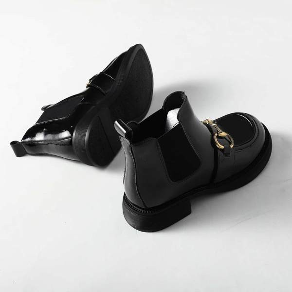 Moodsad naiste saapad pahkluu ja metallist kaunistusega