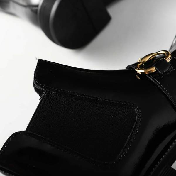 Moodsad naiste saapad pahkluu ja metallist kaunistusega