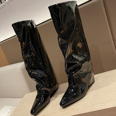 Modern női lakkbőr csizma hegyes modell