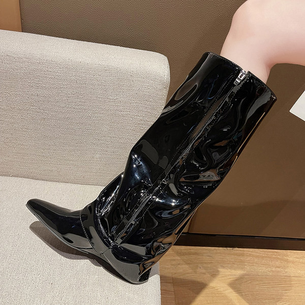 Modern női lakkbőr csizma hegyes modell