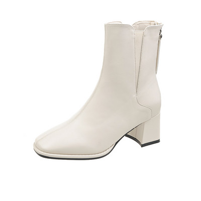 Női bőrcsizma cipzárral és alacsony sarkú