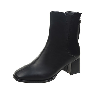 Női bőrcsizma cipzárral és alacsony sarkú