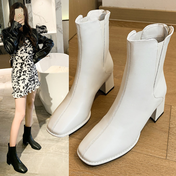 Női bőrcsizma cipzárral és alacsony sarkú