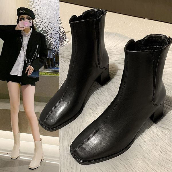 Női bőrcsizma cipzárral és alacsony sarkú