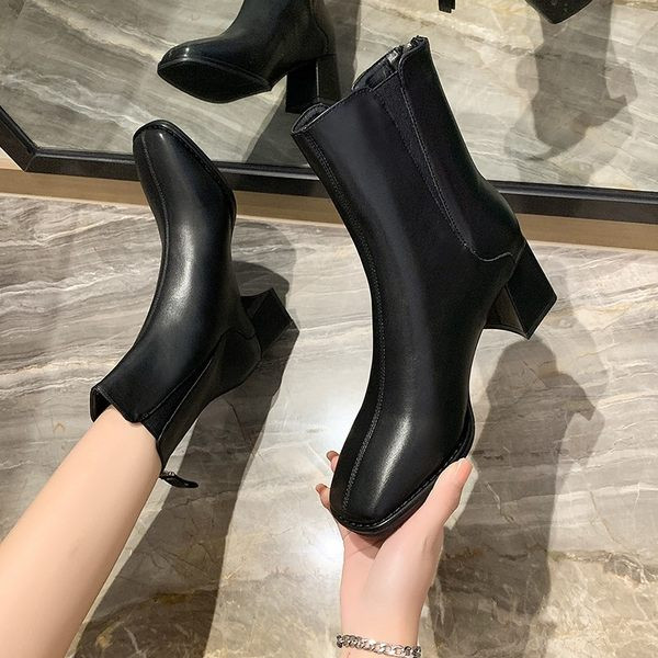 Női bőrcsizma cipzárral és alacsony sarkú