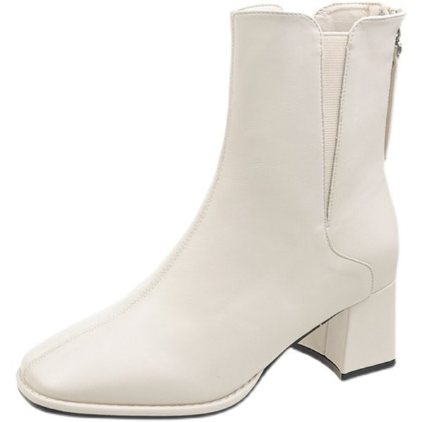 Női bőrcsizma cipzárral és alacsony sarkú