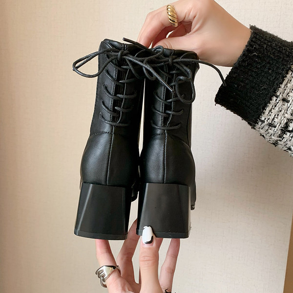 Fekete fűzős női bőrcsizma