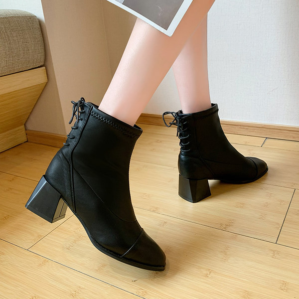 Fekete fűzős női bőrcsizma