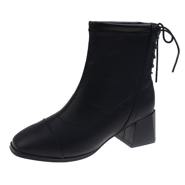 Fekete fűzős női bőrcsizma