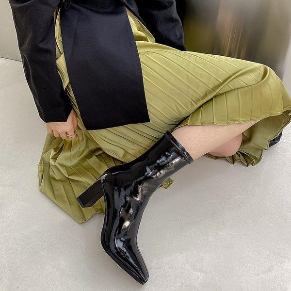 Modern női lakkcsizma sima sarokkal ellátott modell