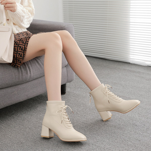 Bőr női csizma fűzővel és sarokkal