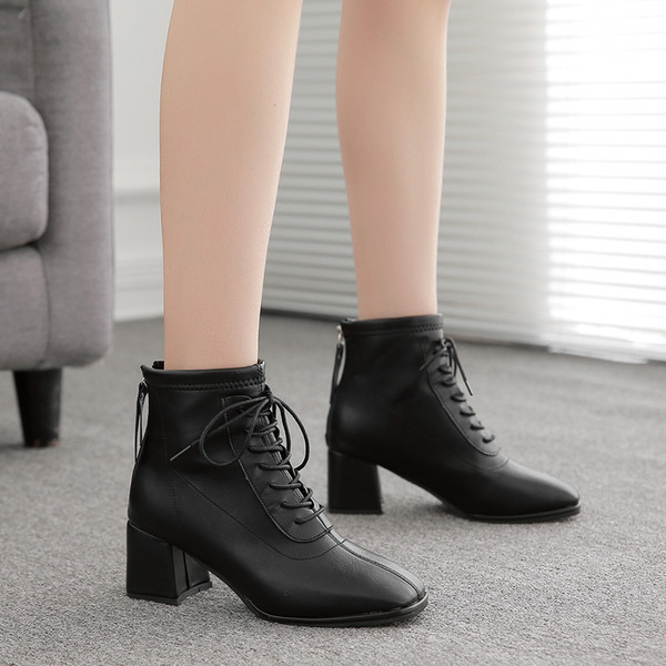 Bőr női csizma fűzővel és sarokkal