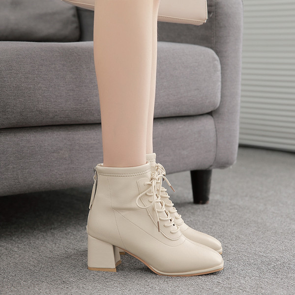 Bőr női csizma fűzővel és sarokkal