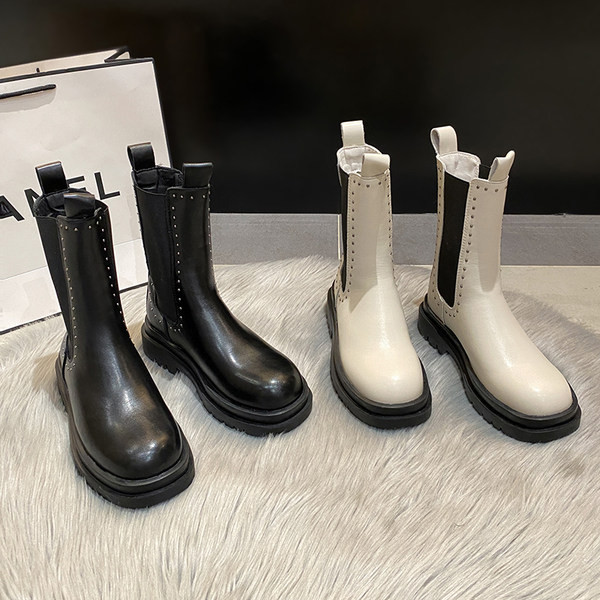 Női alkalmi csizma lekerekített modell fém elemekkel