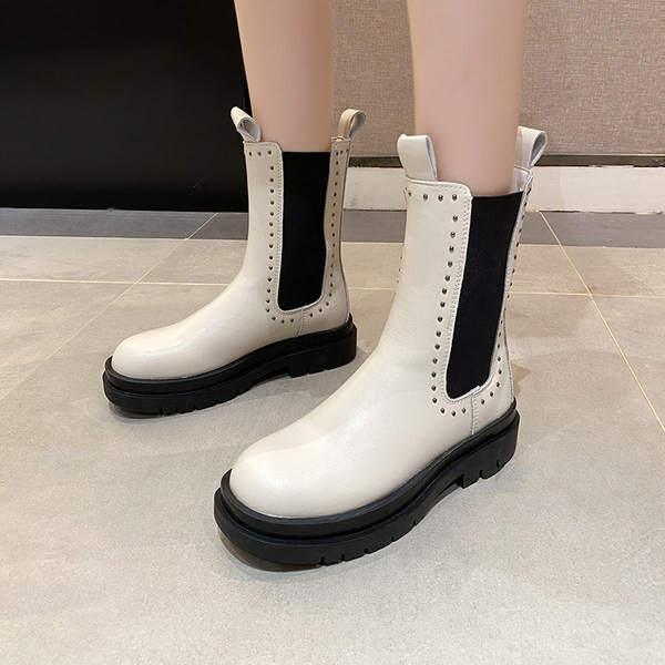 Női alkalmi csizma lekerekített modell fém elemekkel