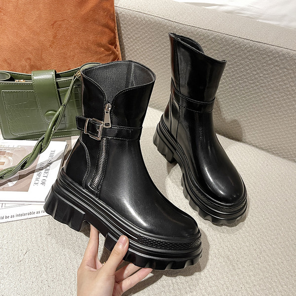 Öko bőrből készült női csizma csattal és cipzárral