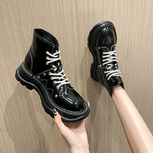 Modern női csizma lapos talppal és fűzővel