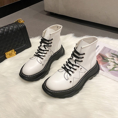 Modern női csizma lapos talppal és fűzővel