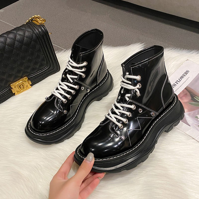 Modern női csizma lapos talppal és fűzővel