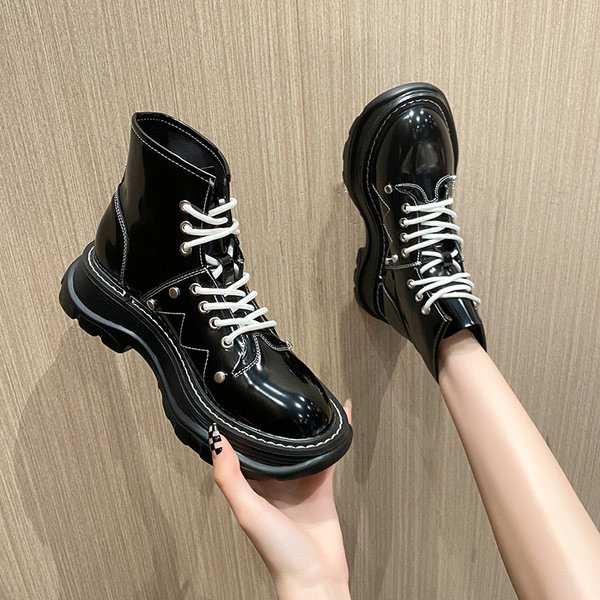 Modern női csizma lapos talppal és fűzővel