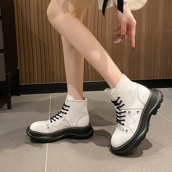 Modern női csizma lapos talppal és fűzővel