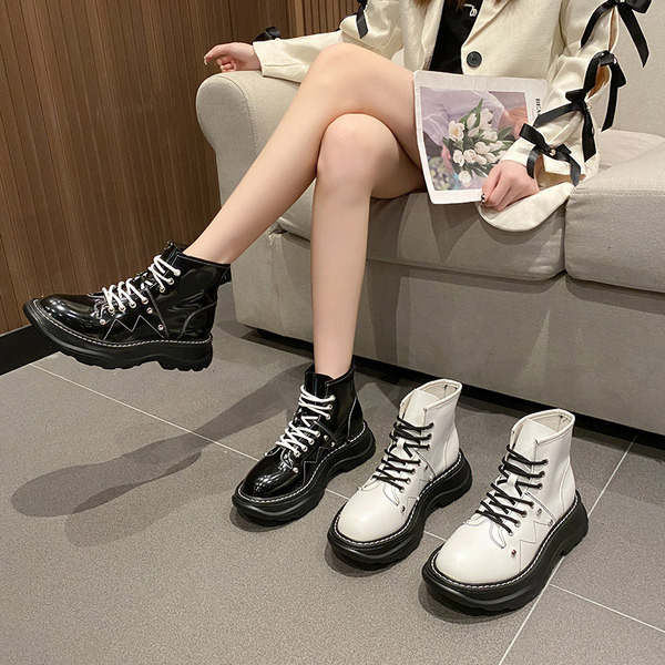 Modern női csizma lapos talppal és fűzővel