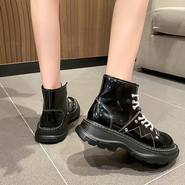 Modern női csizma lapos talppal és fűzővel