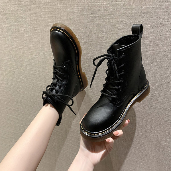 Alkalmi női csizma műbőrből, fűzős