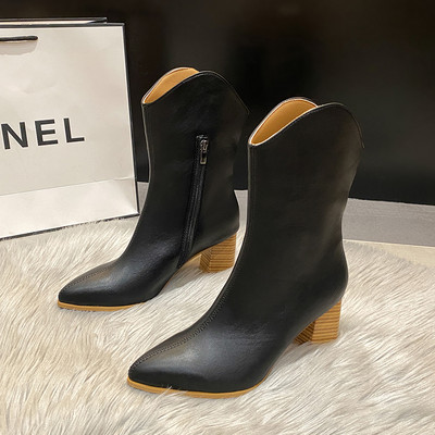 Női csizma hegyes modell sarokkal és cipzárral