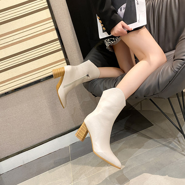 Női csizma hegyes modell sarokkal és cipzárral