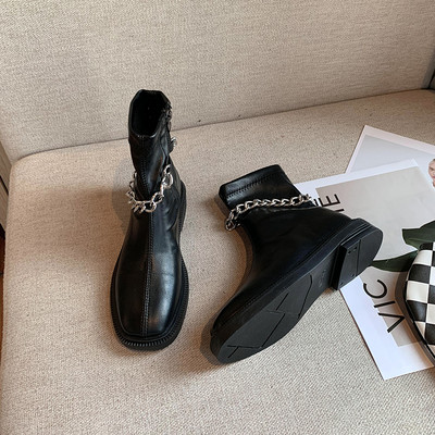 Női bőrcsizma új modellje fémlánccal