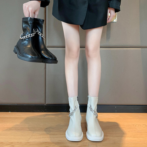 Női bőrcsizma új modellje fémlánccal