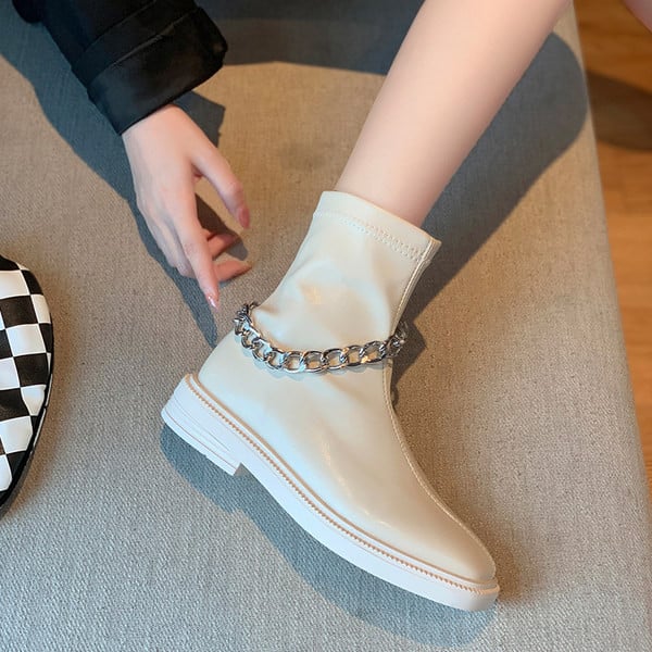 Női bőrcsizma új modellje fémlánccal