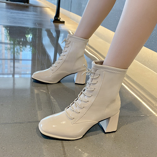 Ženske lakirane čizme s vezicama i petom