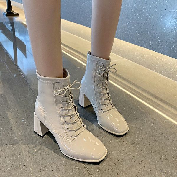 Ženske lakirane čizme s vezicama i petom