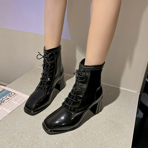 Ženske lakirane čizme s vezicama i petom