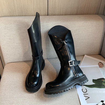 Női csizma csattal és cipzárral fekete és szürke színben