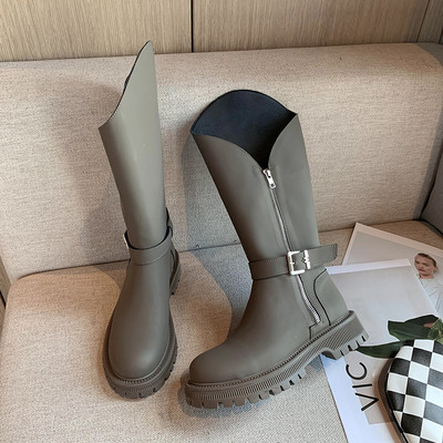 Női csizma csattal és cipzárral fekete és szürke színben