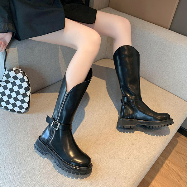 Női csizma csattal és cipzárral fekete és szürke színben