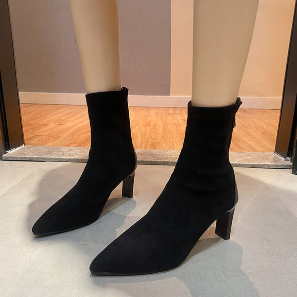 Stílusos női csizma öko velúrból, sarokkal és cipzárral